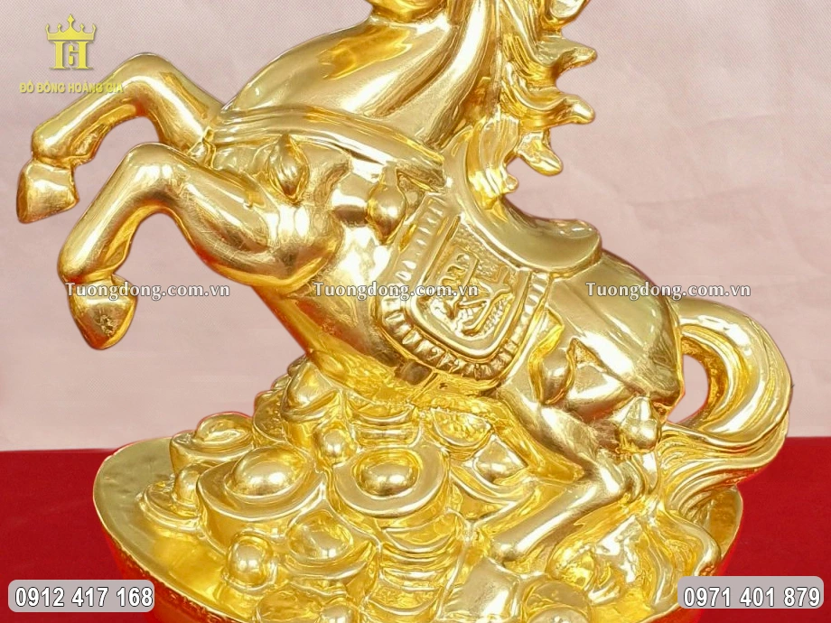 Chữ Tài trên thân ngựa được chạm khắc nổi sắc nét